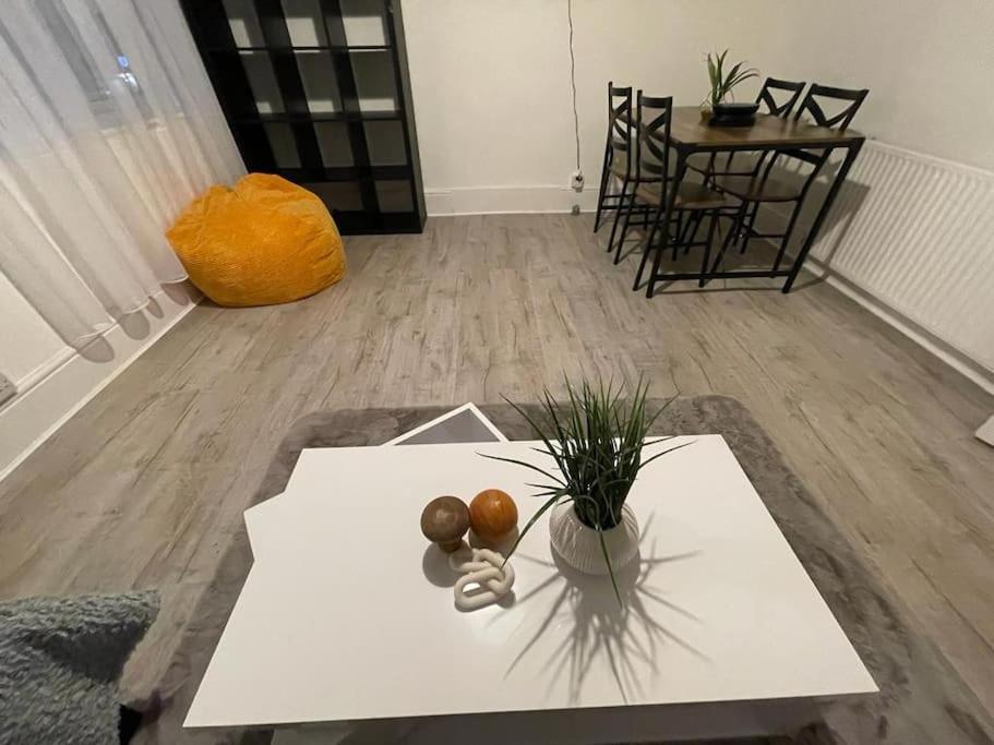 Spacious 2 Bedroom On Tower Bridge Londra Esterno foto