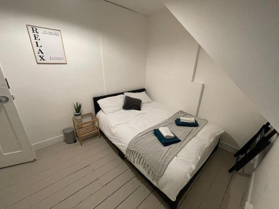 Spacious 2 Bedroom On Tower Bridge Londra Esterno foto