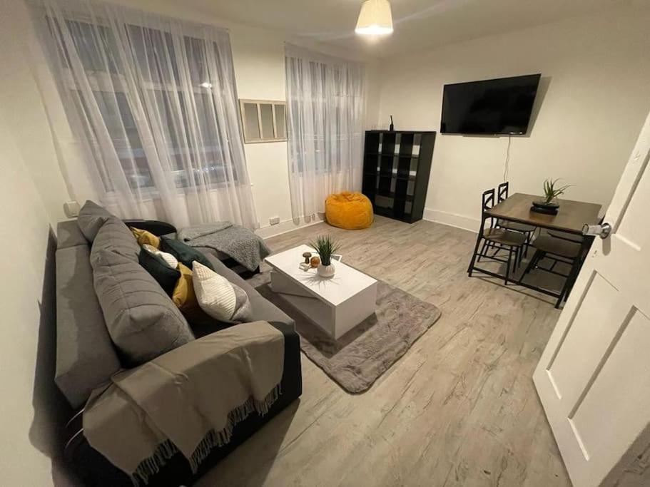 Spacious 2 Bedroom On Tower Bridge Londra Esterno foto