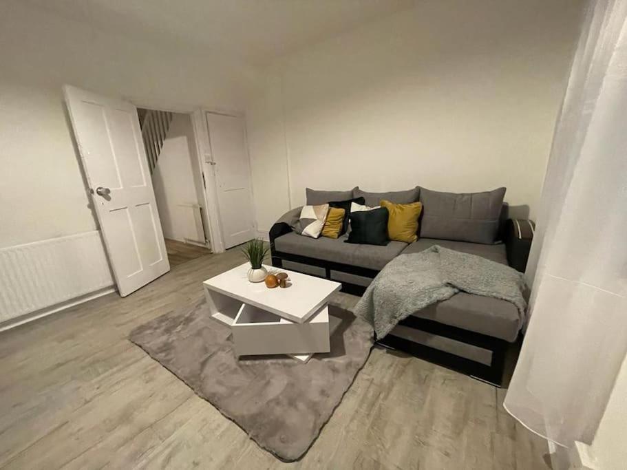 Spacious 2 Bedroom On Tower Bridge Londra Esterno foto