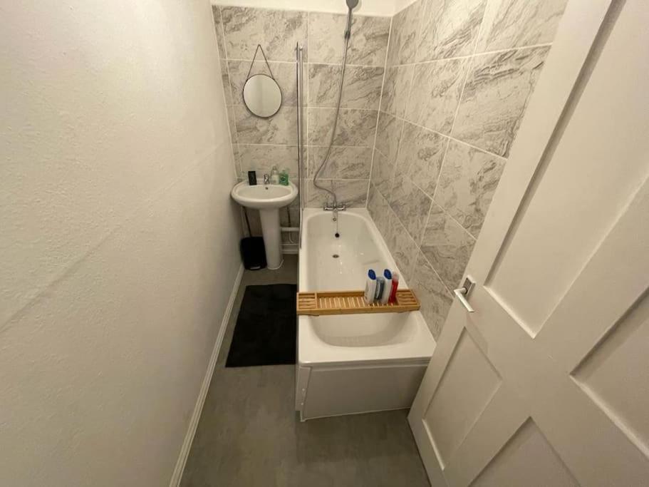 Spacious 2 Bedroom On Tower Bridge Londra Esterno foto
