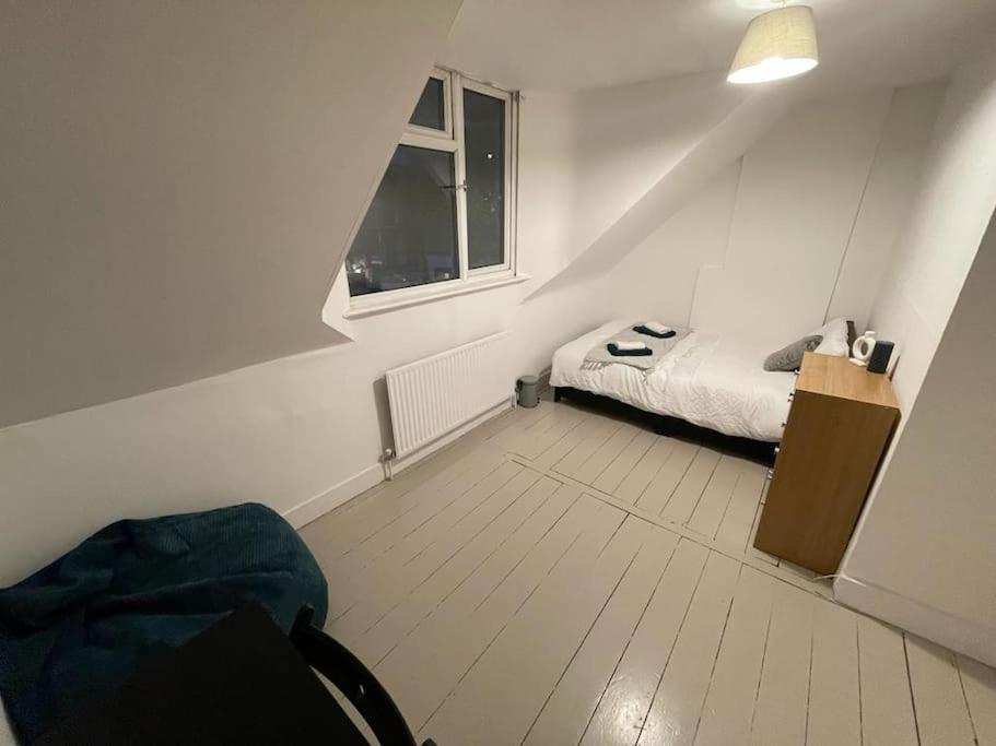 Spacious 2 Bedroom On Tower Bridge Londra Esterno foto