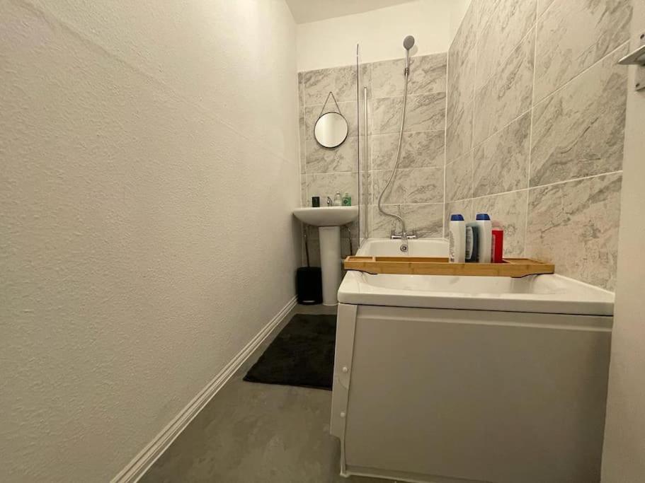 Spacious 2 Bedroom On Tower Bridge Londra Esterno foto