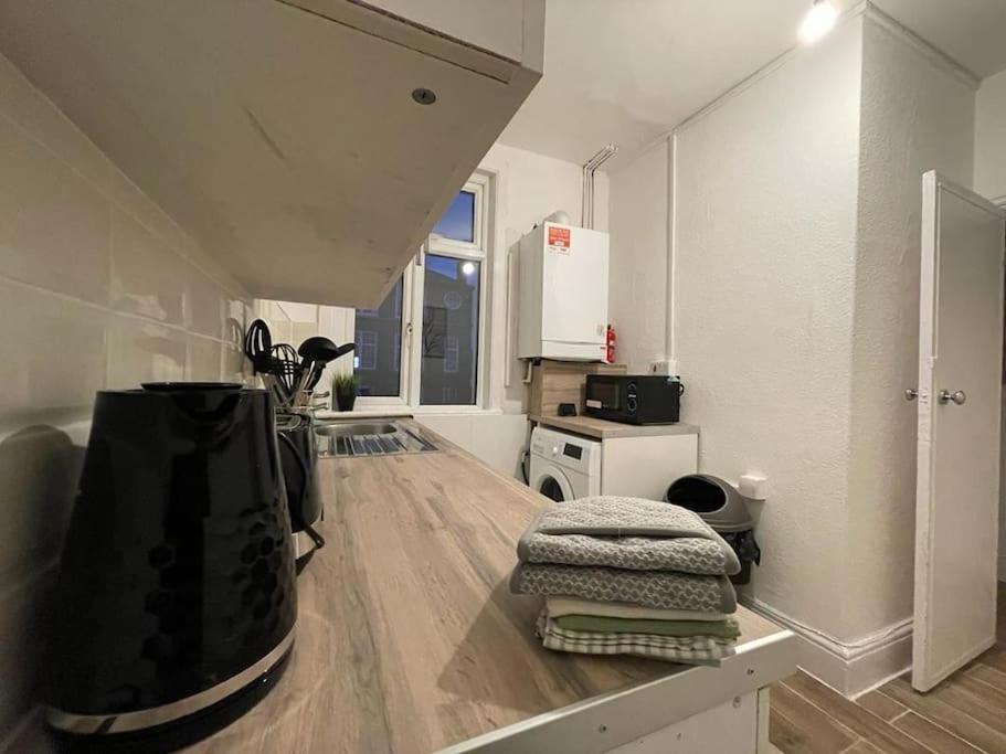 Spacious 2 Bedroom On Tower Bridge Londra Esterno foto