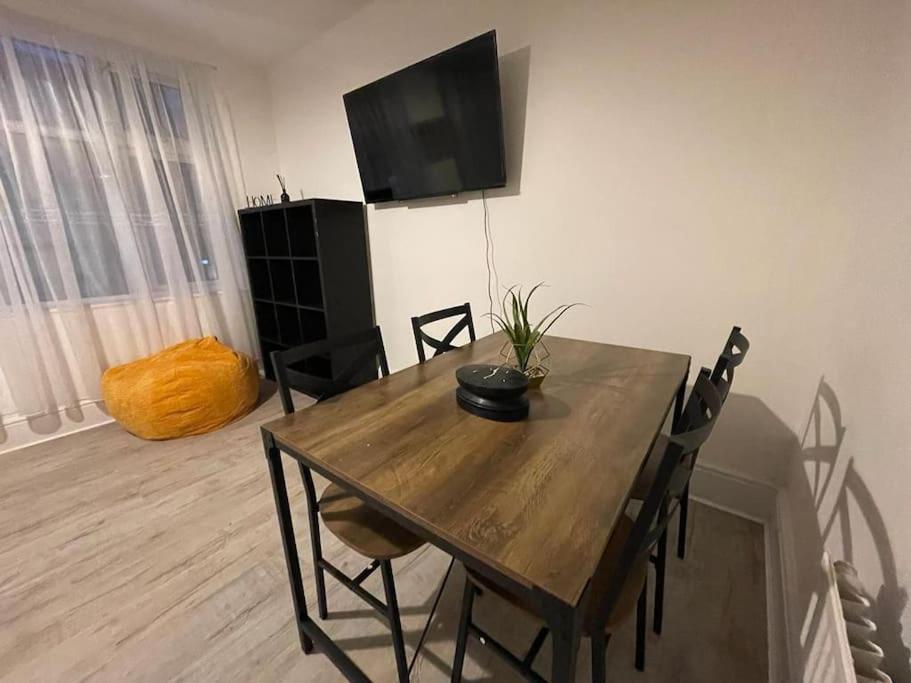 Spacious 2 Bedroom On Tower Bridge Londra Esterno foto