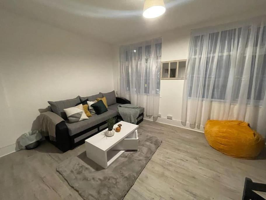 Spacious 2 Bedroom On Tower Bridge Londra Esterno foto